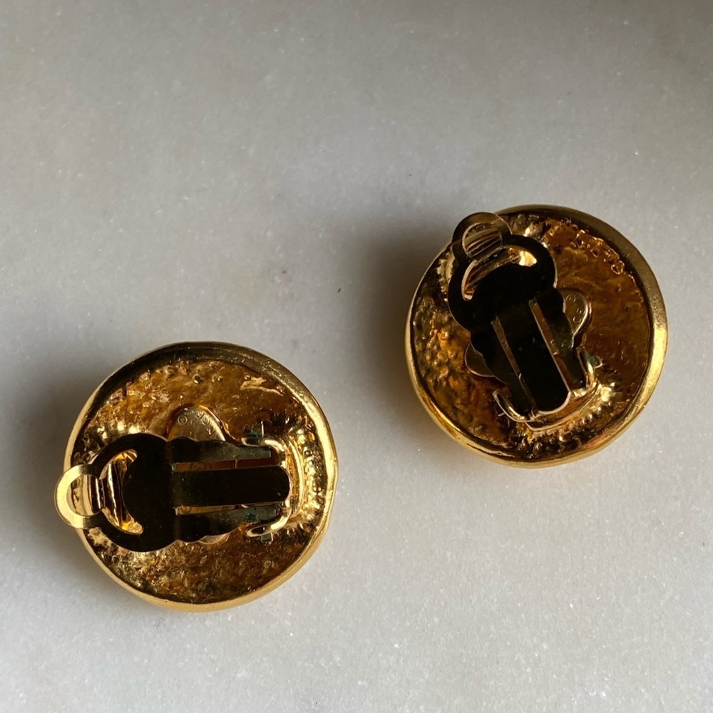 Host pick Authentic Vintage Chanel gold plated Clip on earrings - Picture 8 of 17